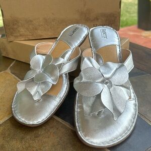 Born Dorthea silver metallic flower leather sandals  thong 10 comfort